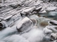 Agua de vapor del río Mistaya sobre el nevado cañón Mistaya, Parque Nacional Banff, Alberta, Canadá - foto de stock