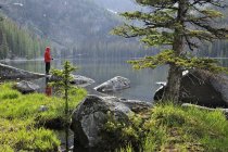 Pêcheur pêchant dans le lac Quiniscoe, parc provincial Cathedral, région de l'Okanagan, Colombie-Britannique, Canada — Photo de stock