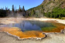 Steaming Emerald Pool at Blacksand Basin, Yellowstone National Park, Wyoming, USA — Stock Photo