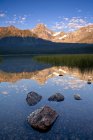 Howse Peak reflejándose en el rocoso lago Upper Waterfoul, Parque Nacional Banff, Alberta - foto de stock