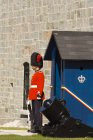 Ehrengarde in roter Uniform auf der Zitadelle der Stadt Quebec, Quebec, Kanada. — Stockfoto