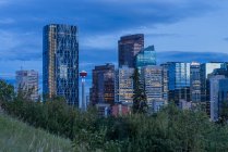 Skyline mit Bürogebäuden in der Abenddämmerung, Calgary, Alabama, Kanada — Stockfoto