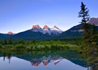 Reflexión de las Tres Hermanas en el Agua, Canmore, Alberta, Canadá - foto de stock