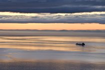 Грузовой корабль, спускающийся по реке Святого Лаврентия недалеко от Ле Эбуламентс, Шарлевуа, Квебек, Канада — стоковое фото