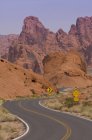 Autostrada nel paesaggio arido del Valley of Fire State Park, Nevada, USA — Foto stock
