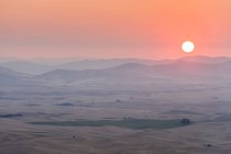 Soleil se levant sur les collines onduleuses de terres agricoles à Palouse, Washington, États-Unis . — Photo de stock