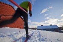 Мужчина катается на лыжах мимо старого амбара, Шербрук, Квебек, Канада — стоковое фото