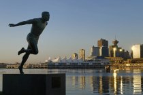 Estátua de Harry Jerome e horizonte de Vancouver, Colúmbia Britânica, Canadá — Fotografia de Stock