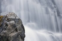 Rocky Kent Creek cascade in Peter Lougheed Provincial Park, Kananaskis Country, Alberta, Canada — Stock Photo