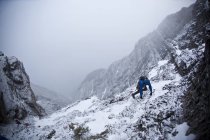Hombre irreconocible escalada alpina en las rocas en Canmore, Alberta, Canadá - foto de stock