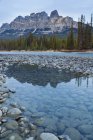 Castle Mountain reflexão no rio Bow em Banff National Park, Alberta, Canadá — Fotografia de Stock