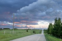 Сільська дорога в сутінки поблизу Кокрановского, Альберта, Канада — стокове фото