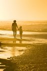 Frau mit Tochter geht Hand in Hand am Strand von Profit Point in der Nähe von Darnley, Prince Edward Island, Kanada. — Stockfoto