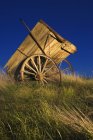 Ancien chariot de la rivière Rouge dans le champ contre le ciel bleu près de Leader, Saskatchewan, Canada — Photo de stock