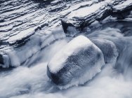 Río Mistaya fluye a través de rocas sobre el cañón Mistaya, Alberta, Canadá - foto de stock