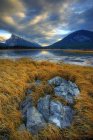 Sunset clouds over Mount Rundle and Vermillion Lake, Alberta, Canada — Stock Photo