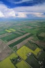 Veduta aerea dei campi e delle fattorie nel paesaggio rurale dell'Alberta, Canada
. — Foto stock