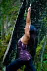 Asiatin praktiziert Yoga in der Nähe des Clearwater River, Clearwater, British Columbia, Kanada — Stockfoto