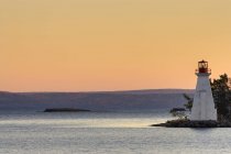 Faro di Kidston Island sulla riva di Baddeck sull'isola di Capo Bretone in Nuova Scozia, Canada
. — Foto stock