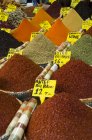 Especiarias em recipientes no mercado local, Istambul, Turquia — Fotografia de Stock