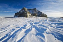 Зимний пейзаж со скалой Castle Butte в Big Muddy Badlands, Фачеван, Канада — стоковое фото