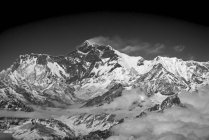 Гора Эверест с облаками в Гималаях, Непал — стоковое фото
