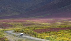 Furgone di campeggiatore su Dempster Highway, Tombstone Territorial Park, territorio dello Yukon, Canada — Foto stock
