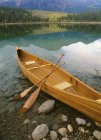 Canoa ancorada na costa do Lago Patricia, Parque Nacional Jasper, Alberta, Canadá . — Fotografia de Stock