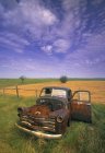 Старий іржавий кинутих вантажівка в поле, Robsart, Саскачеван, Канада — стокове фото