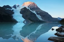 Mount Robson reflecting in water of tarn, British Columbia, Canada — Stock Photo