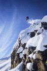 Чоловічий сноубордист лову великий повітря в беккантрі ногами курорт Horse, Золотий, Британська Колумбія, Канада — стокове фото