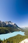 Paesaggio montano con acqua turchese del lago Peyto, Banff National Park, Alberta, Canada — Foto stock