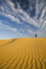 Senderismo de hombre en dunas de Great Saskatchewan Sandhills, Sceptre, Saskatchewan, Canadá - foto de stock