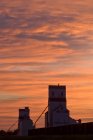 Elevadores de granos y puesta de sol en Indian Head, Saskatchewan, Canadá - foto de stock