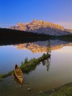 Kanu auf zwei Jack Lake bei Sonnenaufgang, Banff Nationalpark, Alberta, Kanada. — Stockfoto