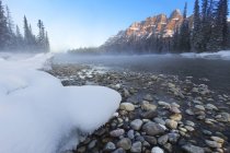 Castle Mountain e Bow River nella stagione invernale nel Banff National Park, Alberta, Canada — Foto stock