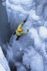 Scalatore di ghiaccio che si arrampica sulle rocce nel Parco Nazionale di Kootenay, Columbia Britannica, Canada — Foto stock