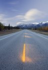Autostrada verso Mount William Booth, Kootenay Plains, Bighorn Wildland, Alberta, Canada — Foto stock