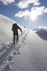 Man headed up Montanha Nublada, Montanhas costeiras, Colúmbia Britânica, Canadá — Fotografia de Stock