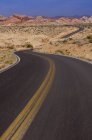 Autopista curvilínea a través del Parque Estatal Valley of Fire, Nevada, EE.UU. - foto de stock