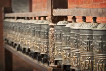 Ruote di preghiera intorno Swayambhunath per guadagnare merito, Kathmandu, Nepal — Foto stock