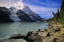 Mount Robson reflexionando en el lago Berg, Mount Robson Provincial Park, Columbia Británica, Canadá . - foto de stock