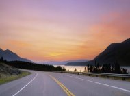 Autobahn am Ufer des Abraham-Sees in der Dämmerung, Alberta, Kanada. — Stockfoto