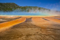 Motivo naturale della Grande Primavera Prismatica nel Parco Nazionale di Yellowstone, Wyoming, USA . — Foto stock