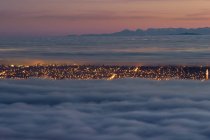 Ванкувер и Нижний материк в тумане и облаках на закате, Британская Колумбия, Канада — стоковое фото