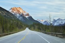 Mont Kerkeslin et Icefields Parkway, Parc National Jasper, Alberta, Canada. — Photo de stock
