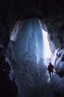 Escalador de hielo haciendo camino hasta la cueva de Candelabro Maker, Ghost River, Montañas Rocosas, Alberta, Canadá - foto de stock