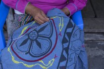 Nahaufnahme einer lokalen Frau, die Ayahuasca-Stickereien, Iquitos, Peru durchführt — Stockfoto