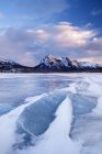 Frozen Abraham Lake in winter with Mount Ex Coelis, Bighorn Wildland, Alberta, Canada — Stock Photo