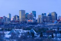 Houses and park in city skyline in winter at dusk, Edmonton, Alberta, Canada — Stock Photo
